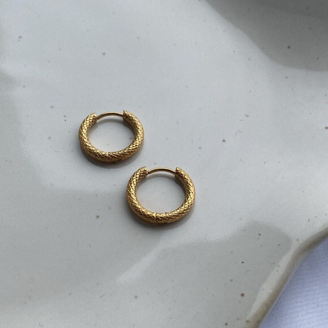 Designet guld hoops - Medium