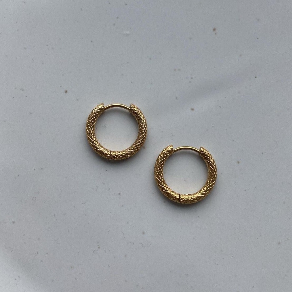 Designet guld hoops - Medium