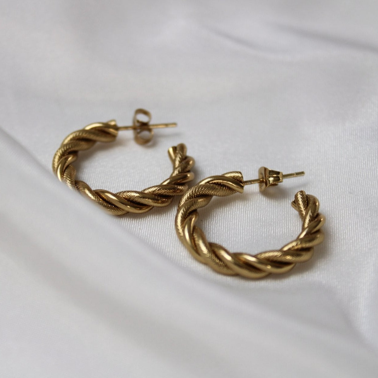 Guld twisted hoops